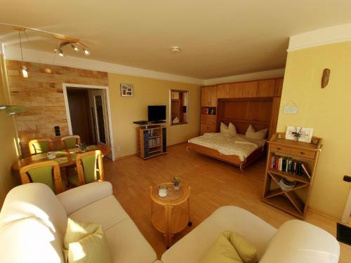 ein Wohnzimmer mit einem Sofa und einem Bett in der Unterkunft Strandhotel S33-103 in Heiligenhafen