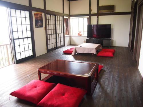 sala de estar con sofás rojos y TV de pantalla plana en Private - Villa - tsubasa- Vacation STAY 4192, en Kimitsu