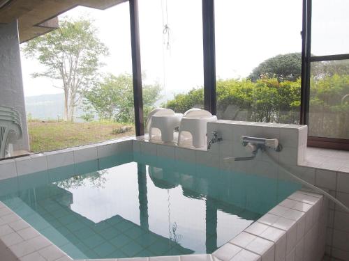 baño con piscina y vistas a las montañas en Private - Villa - tsubasa- Vacation STAY 4192, en Kimitsu