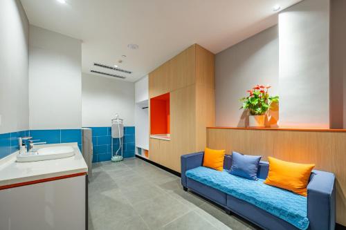 a bathroom with a blue couch and a sink at Holiday Inn Express Xi'an Tuanjie South Road in Xi'an