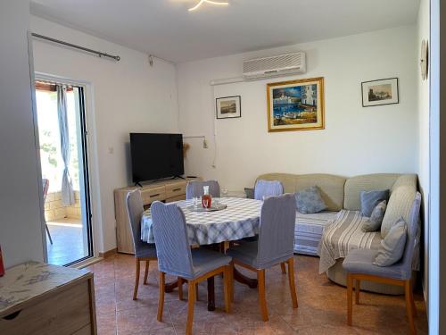 sala de estar con mesa y sofá en Apartments Jak - comfortable apartments, en Mirce