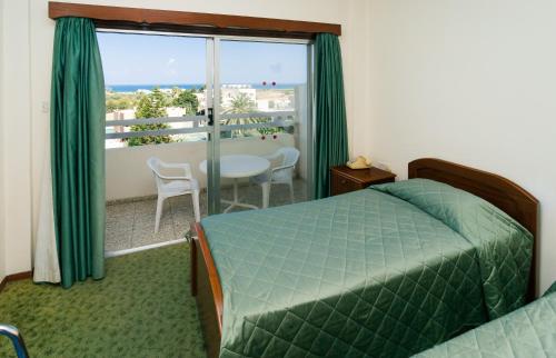 A bed or beds in a room at Marion Hotel