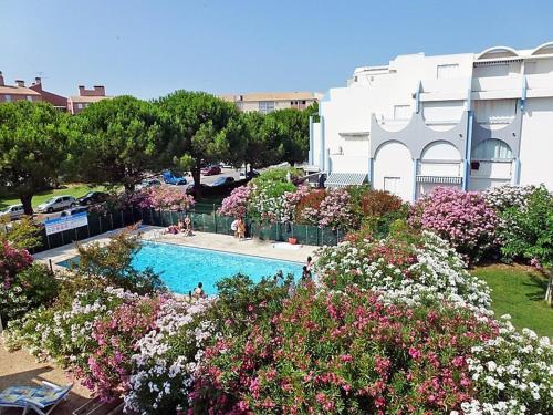 Photo de la galerie de l'établissement Superbe 2P cabine climatisé avec loggia et grande terrasse, piscines, proche plage au Grau-du-Roi - FR-1-307-105, au Grau-du-Roi