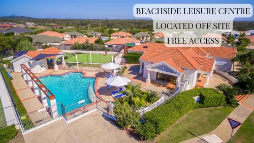 eine Luftansicht eines Hauses mit Pool in der Unterkunft Beaches 1 -LJHooker yamba in Yamba