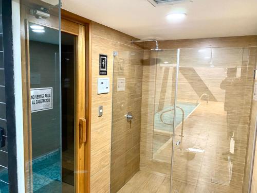 W łazience znajduje się prysznic ze szklanymi drzwiami. w obiekcie Hermoso apartamento con piscina Miraflores- Canvas w mieście Lima
