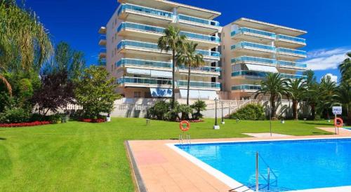 Appartement tout confort terrasse 21 m2 pleins sud wifi proche port aventura centre et plage 2 chambres 2 SDB piscine