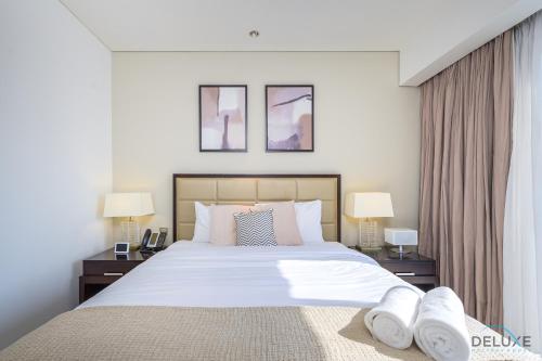 Postel nebo postele na pokoji v ubytování Ornate 1BR in The Address Residences Dubai Marina by Deluxe Holiday Homes
