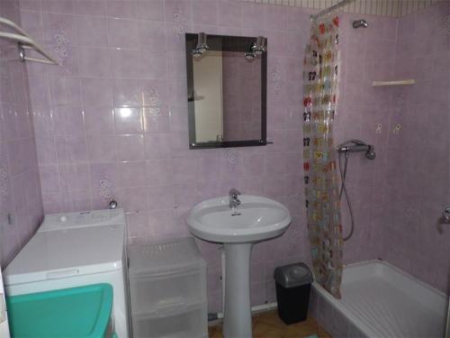La salle de bains rose est pourvue d'un lavabo et d'une baignoire. dans l'établissement Studio Grand Confort, 4 Couchages, Accès Direct Plage - FR-1-326-593, à Marseillan
