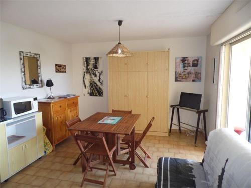un salon avec une table et une cuisine dans l'établissement Studio Grand Confort, 4 Couchages, Accès Direct Plage - FR-1-326-593, à Marseillan