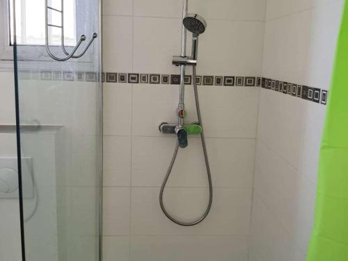 une douche dans une salle de bain avec une pomme de douche dans l'établissement Studio moderne, proche plage et commerces, terrasse ensoleillée - FR-1-326-699, à Marseillan