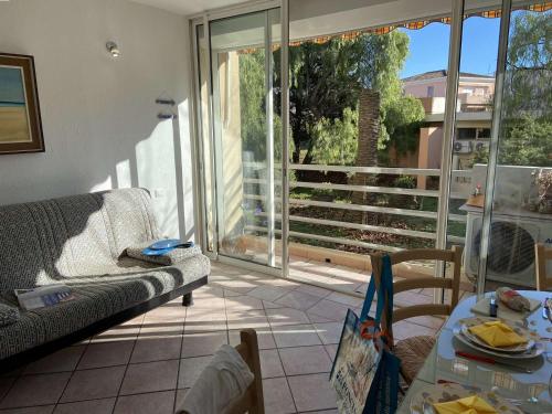 Appartement Climatisé 2 Pièces, 4 Couchages, à Fréjus, Proche Plage et Commerces, Parking Sécurisé - FR-1-226A-122