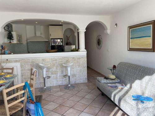 un salon avec un canapé et une cuisine dans l'établissement Appartement Climatisé 2 Pièces, 4 Couchages, à Fréjus, Proche Plage et Commerces, Parking Sécurisé - FR-1-226A-122, à Fréjus