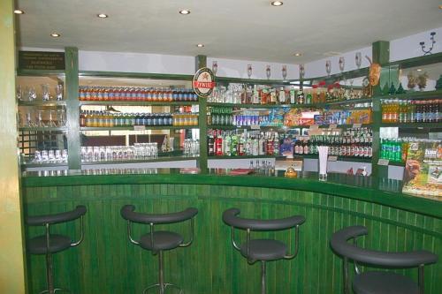 un bar con sgabelli neri in un negozio di U Joanny a Piaseczno