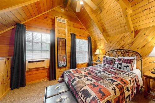 1 dormitorio con 1 cama en una cabaña de madera en Misty Mountain Cabin en Gatlinburg