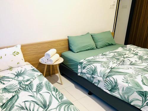 two beds sitting next to each other in a room at Imperio Armanistay Alor Star in Alor Setar