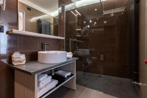 a bathroom with a sink and a shower at Sestante Marina Motel in Capo dʼOrlando