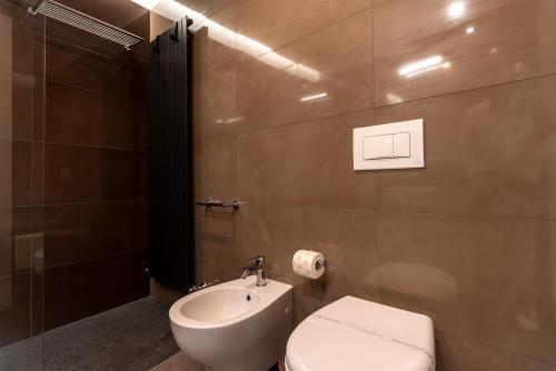 a bathroom with a toilet and a sink at Sestante Marina Motel in Capo dʼOrlando