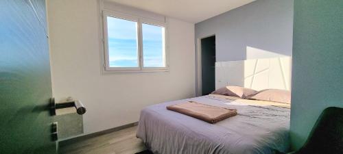 una piccola camera con un letto e una finestra di Le Perchoir, High-end & Panoramic View a Troyes