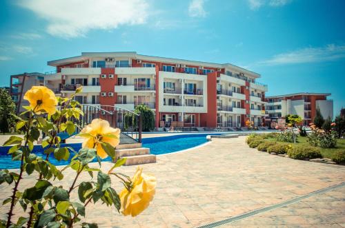 Bazén v ubytování Privillege Fort Noks Beach Apartments nebo v jeho okolí