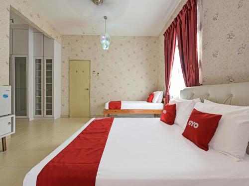 a bedroom with a large bed with red and white pillows at OYO Home 90532 Casa Azlinda Muslim Homestay Ii in Johor Bahru