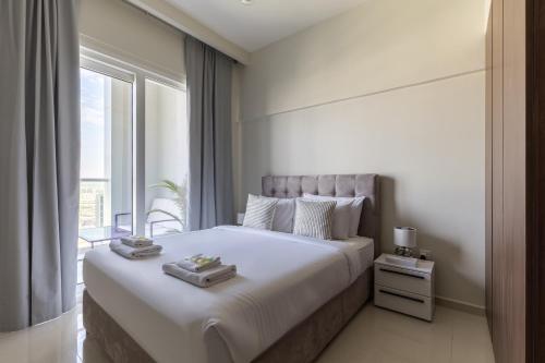Postel nebo postele na pokoji v ubytování Business Bay Gem1 Bd Apt With Scenic Canal Views