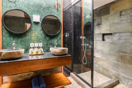 łazienka z 2 umywalkami i 2 lustrami w obiekcie Villa Elysium Fields - Rustic Meets Industrial Chic Design w mieście Canggu