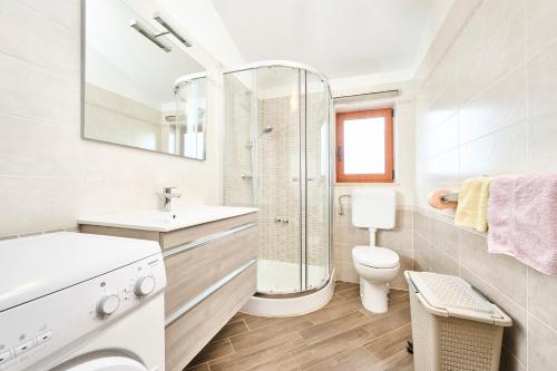 Elia Apartments tesisinde bir banyo