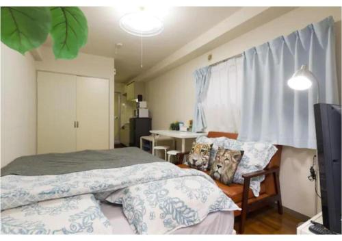 een slaapkamer met 2 bedden, een tafel en een televisie bij Palace Mercy105 - Vacation STAY 11922 in Kugayama