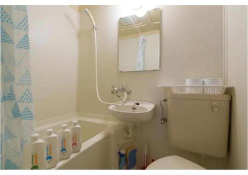 e bagno con servizi igienici, lavandino e doccia. di Palace Mercy105 - Vacation STAY 11922 a Kugayama