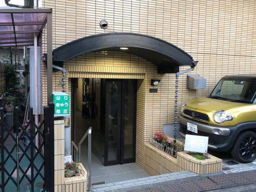 un'auto parcheggiata di fronte a un edificio di Palace Mercy105 - Vacation STAY 11922 a Kugayama