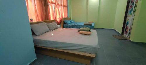Un dormitorio con una cama grande y una ventana en Hotel Kuala Nerus 