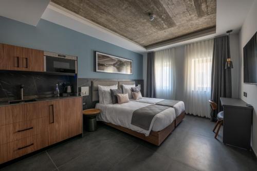 1 dormitorio con 1 cama grande en una habitación con paredes azules en Marea Boutique Hotels, en Sliema