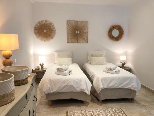 une chambre avec deux lits avec des serviettes dessus dans l'établissement Cannes Villa piscine proche centre ville, à Cannes