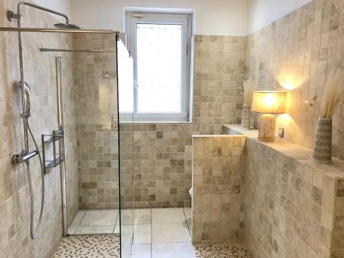 La salle de bains est pourvue d'une cabine de douche en verre. dans l'établissement Cannes Villa piscine proche centre ville, à Cannes