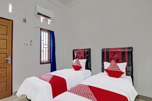 En eller flere senger på et rom på OYO 92135 A3 Homestay Syariah Executive