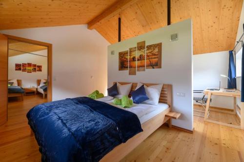Schlafzimmer mit einem großen Bett mit blauer Decke in der Unterkunft Ferienlodge MariAndl in Bad Goisern