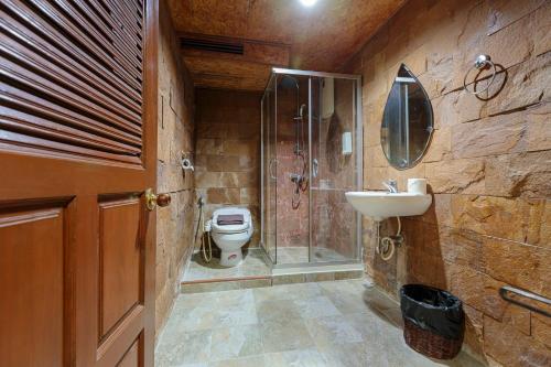 y baño con aseo, ducha y lavamanos. en PJ Watergate Hotel en Bangkok