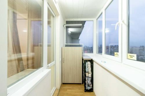 キーウにあるKvartirkoff na Arhipenko 8の窓、景色を望むデスクが備わる客室です。