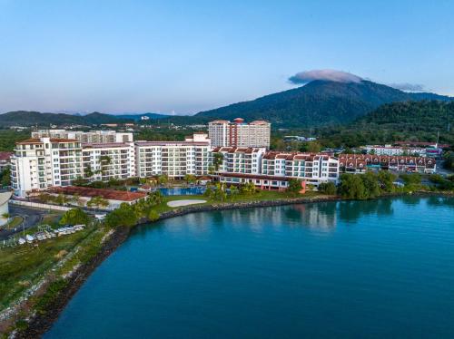 eine Luftansicht einer Stadt mit Fluss und Gebäuden in der Unterkunft Dayang Bay Resort Langkawi in Kuah