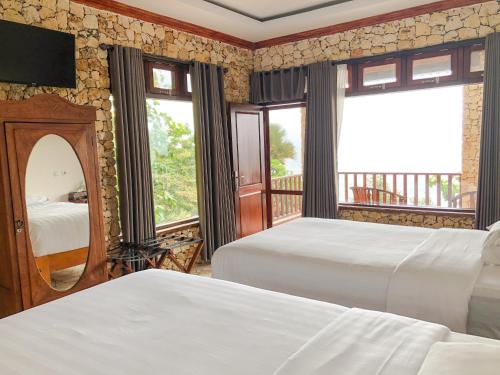Postel nebo postele na pokoji v ubytování Edge Resort, Yogyakarta