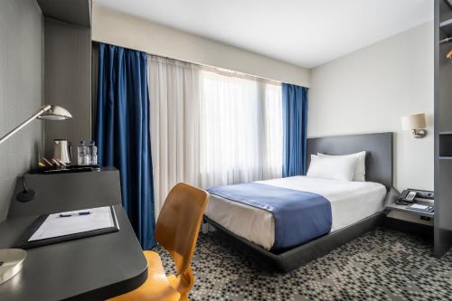 Una habitación de hotel con una cama y un escritorio con un escritorio en Misa Hotel, en Estambul