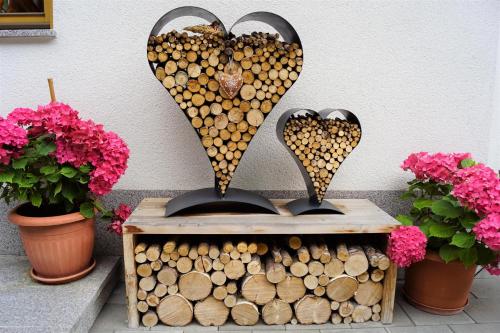 a display of wood in the form of hearts at Ferienhaus Brandacher in Rohrberg
