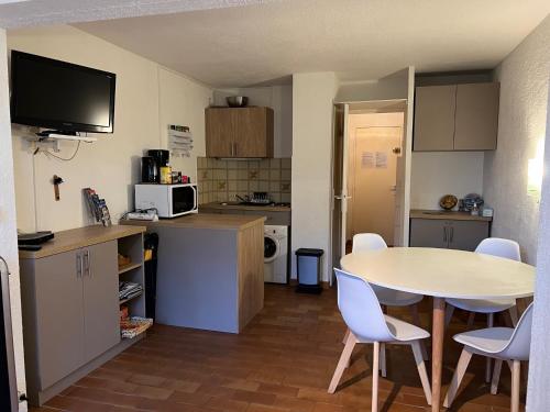 Appartement les Hauts du Golfにあるキッチンまたは簡易キッチン