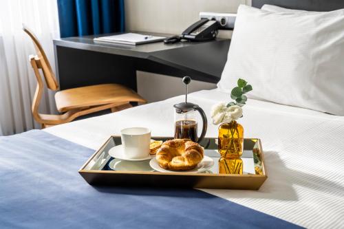 un vassoio con colazione su un letto di Misa Hotel a Istanbul