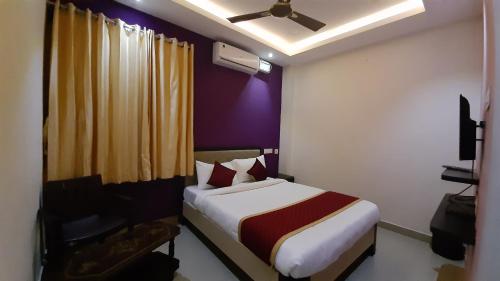 a bedroom with a bed and a ceiling fan at Hotel Abedrooms- Budget stay Thanjavur in Thanjāvūr