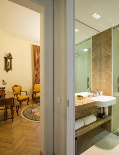 a bathroom with a sink and a mirror at Villa Csonka by Privo in Târgu-Mureş