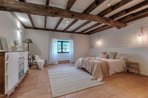 ein Schlafzimmer mit einem Bett in einem Zimmer mit Holzdecken in der Unterkunft A Casa de Andrea in A Coruña