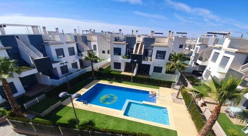 einen Luftblick auf ein großes Apartmenthaus mit Pool in der Unterkunft Casa LeLa met dakterras in Pilar de la Horadada