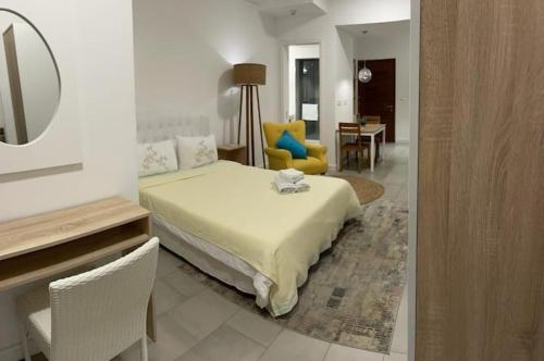 um quarto com uma cama e uma sala de estar em Studio 104 Ebene Square Urban Living Apartments em Ebene