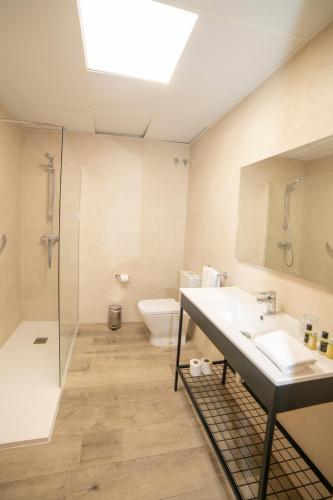 Bilik mandi di Hotel Apartamentos Pyr Fuengirola
